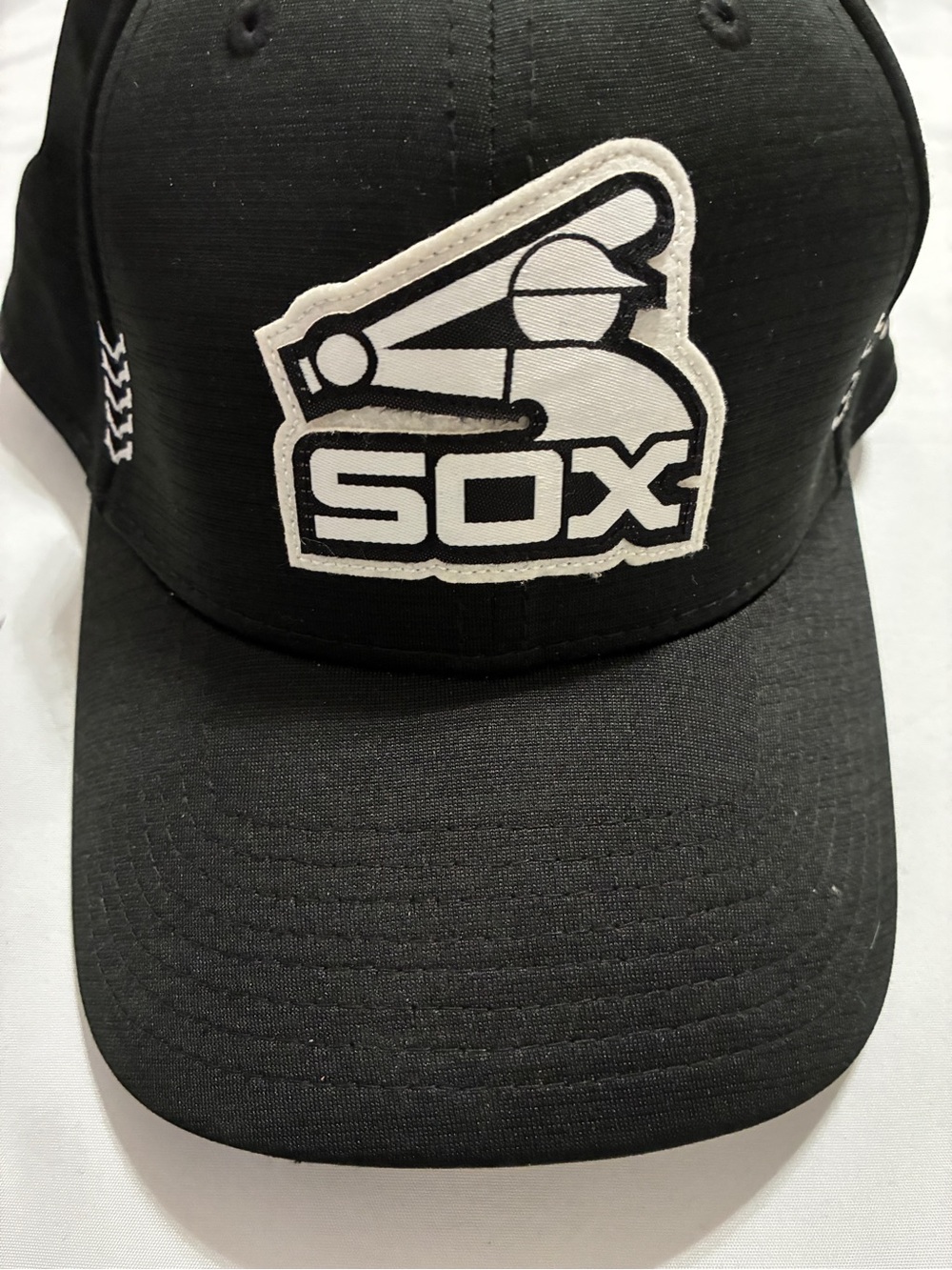 CHICAGO WHITE SOX New Era baseball cap. Never been worn. Size small/medium.